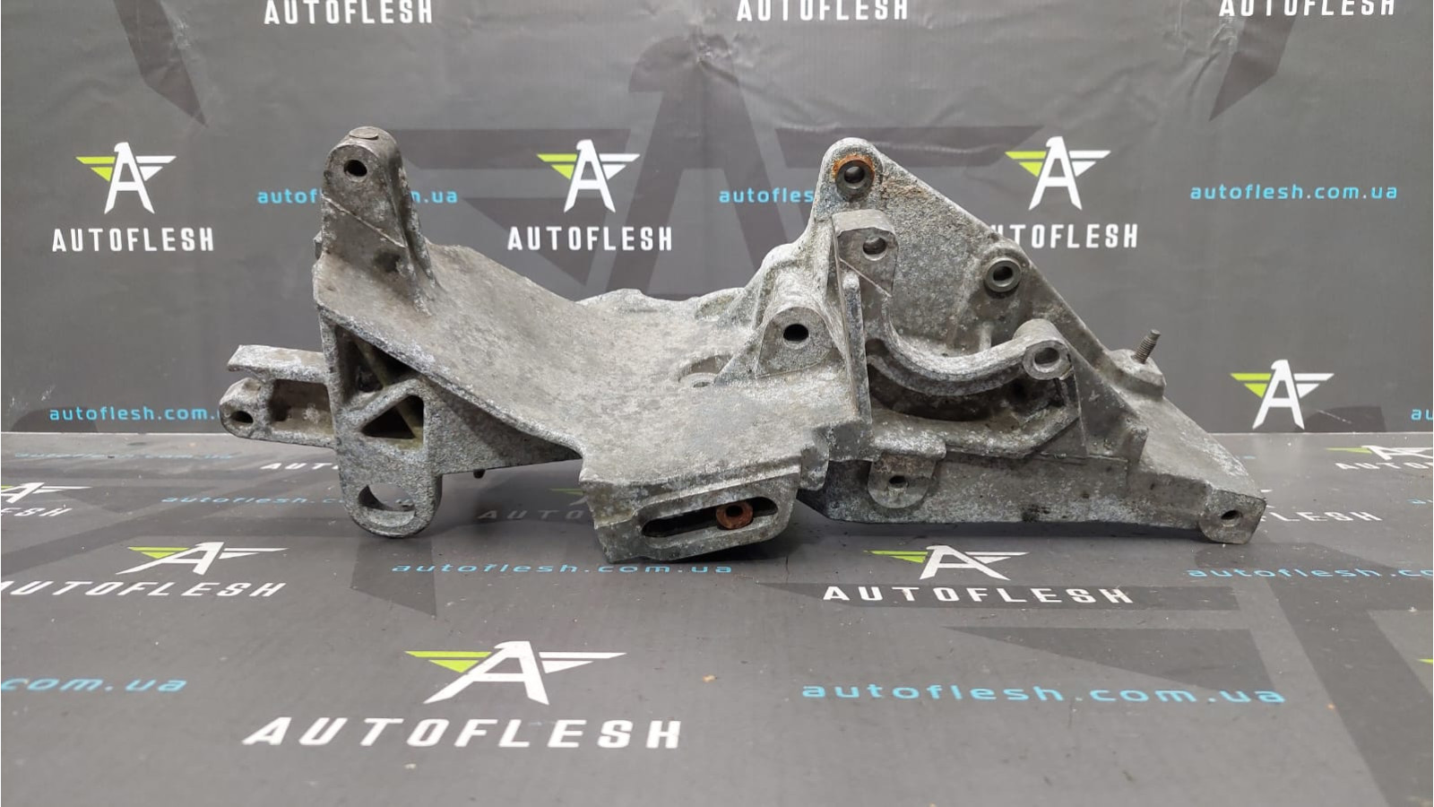 Кронштейн генератора 7700875414, 1.4 8V Renault Clio 2 Kangoo бу